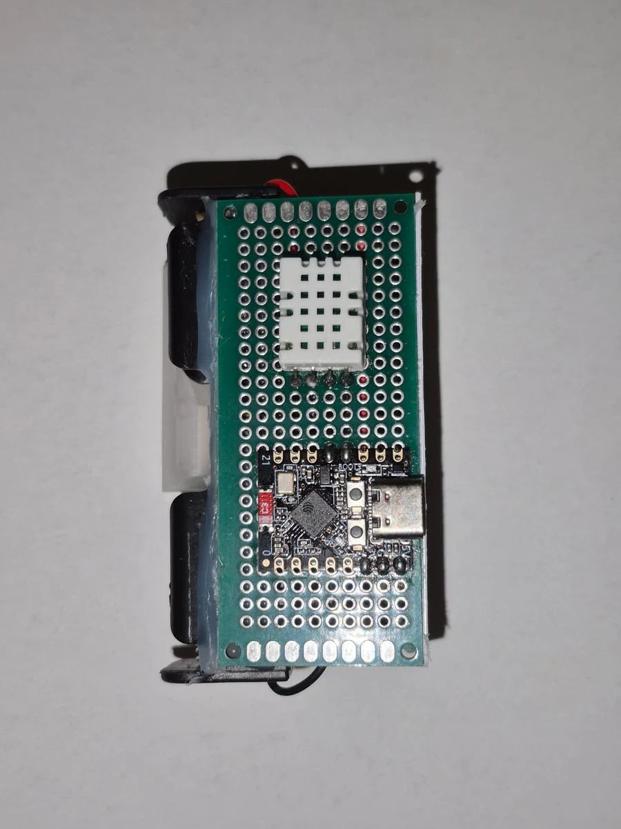 Front panel of an ESP32 temperature and humidity prototype